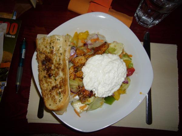 Kuřecí salát v Restaurant Café Nostalgie